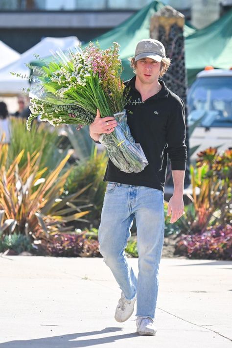 The newly-minted Emmy winner enjoys two things: big-ass bouquets and Lacoste’s pique shirts. Jeremy Allen White Style, Gq Australia, Garfield Cartoon, Pique Shirt, Allen White, Jeremy Allen White, Classic Menswear, Nothing More, White Style