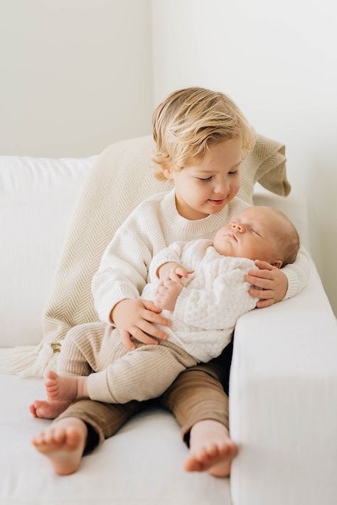 Cream Newborn Family Photography, Lifestyle Newborn Sibling, Newborn Photography 2023, In Home Newborn Photos With Siblings, Newborn Sibling Photoshoot, Newborn Photography Sibling Poses, Detail Newborn Shots, Newborn Photos Family Of Four, Newborn Photography Family Of Four