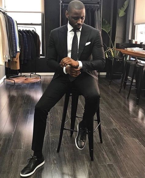 Black Men Suits, Suits And Sneakers, Sneakers Outfit Men, Black Outfit Men, Black Suit Men, Mens Fashion Work, Classy Suits, Mens Casual Outfits Summer, Smart Casual Men