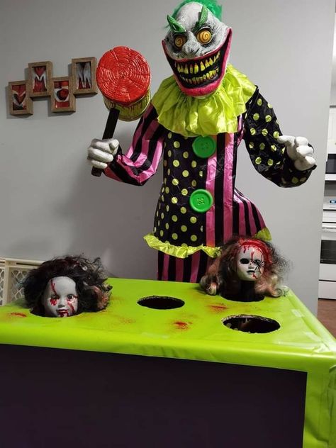 Clown Themed Halloween Decor, Diy Clown Halloween Decorations, Scary Circus Halloween Decorations, Creepy Carnival Games, Clown Halloween Decorations, Carnevil Halloween Party, Clown Room, Halloween Carnevil, Haunted Hallway