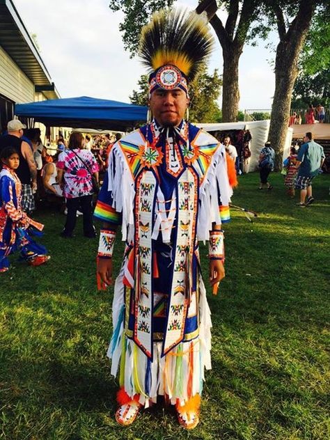 Men's cloth grass dance outfit. Grass Dance Regalia, Grass Outfit, Grass Dancer, Grass Dance Outfits, Native American Regalia, Quiet Storm, Dance Ideas, Dance Outfit, Native American Peoples