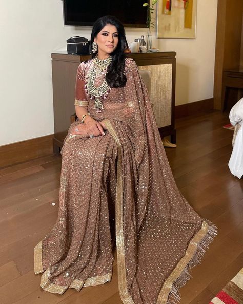 Modest Saree, Sarees Ideas, Saree 2023, Brides Mom Dress, Brides Mother, Saree Styling, Wedding Fits, Pakistani Lehenga, Reception Saree