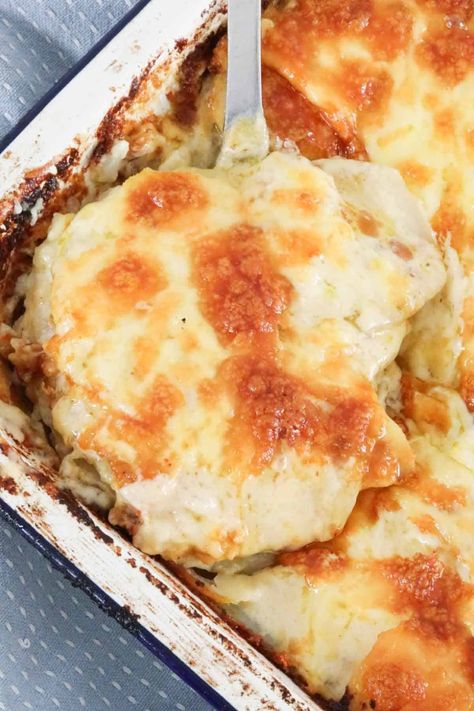 Layers of potato in a creamy french onion bake, topped with grated cheeses baked until golden. Potato Onion Bake, Cafe Items, Potato Au Gratin, Scalloped Potato, French Potatoes, French Onion Soup Recipe, Potato Bake, Gratin Dish, Potatoes Au Gratin