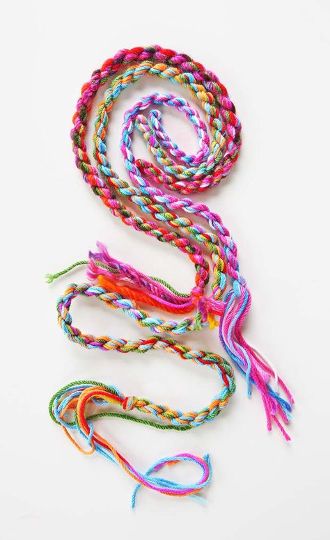 Easy and colorful yarn craft: Learn how to make rope out of a few strands of loose yarn. Yarn Rope Diy, Yarn Braiding Crafts, Lost Skills, Babble Dabble Do, Yarn Crafts For Kids, Easy Yarn Crafts, Room Decor Crafts, Home Decor Diy Crafts, Sensory Crafts