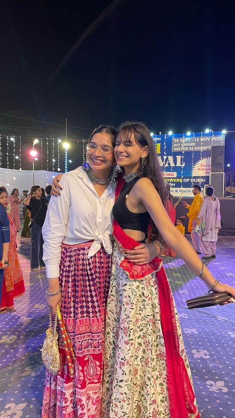 Garba Pics With Friends, Garba Pics Ideas, Navratri Poses With Bestie, Garba Poses With Bestie, Garba Poses With Friends, Dandiya Outfit Ideas, Navratri Pic Ideas, Navratri Poses Ideas, Navratri Photoshoot Ideas