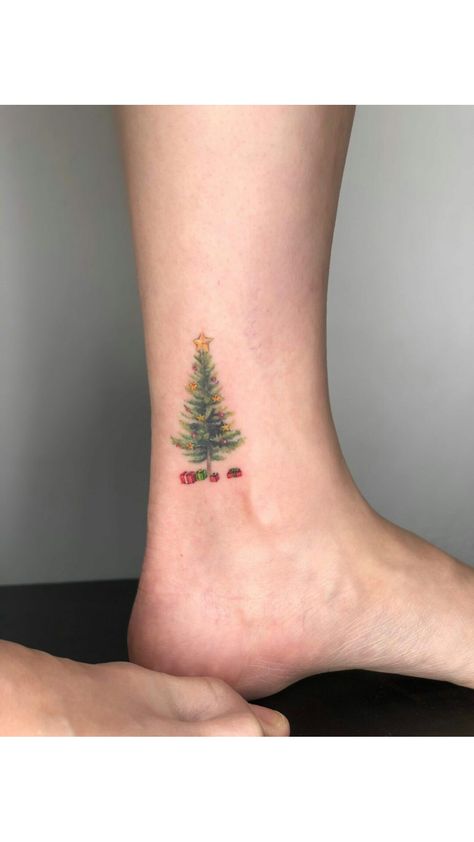 Christmas Tree Tattoo Ideas, Tatoos Sketch, December Tattoos Ideas, Christmas Henna, Christmas Tree Tattoo, Christmas Tattoo Ideas, Theatre Tattoo, Sis Tattoo, Holiday Tattoos