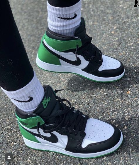 All Nike Shoes Jordans, Black And Green Shoes, Jordan Vert, Air Jordan Verte, Black And Green Sneakers, Jordans Retro 1, Jordan Verde, Jordan 1 Lucky Green Outfit, Jordan Shoes Green