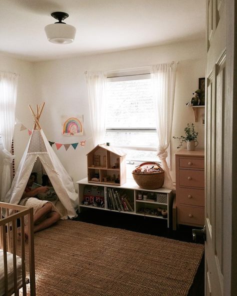 Tent Bedroom, Babies Rooms, Nursery Design Girl, Baby Tent, Baby Nursery Design, Elegant Nursery, Nursery Closet Organization, Baby Nursery Inspiration, Chic Nursery