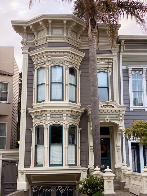 San Francisco  Italianate facade rebuilt by Skeeter Jones/Clearheart  with color design by Lynne Rutter.  Both the design of the entry and the color scheme consider the mature palm tree in front of the house. Italianate House Exterior, Victorian Facade, Eclectic Maximalist Decor, San Francisco Victorian Houses, Victorian House Colors, Victorian Homes Exterior, Victorian Style House, Town Houses, Homes Exterior