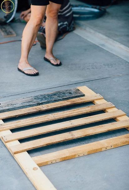 diy pallet board screen door, diy, doors, pallet Pallet Screen Door, Pallet Screen, Build A Screen Door, Screen Door Diy, Buying A Manufactured Home, Custom Screen Doors, Diy Doors, Wood Cornice, Pallet Door