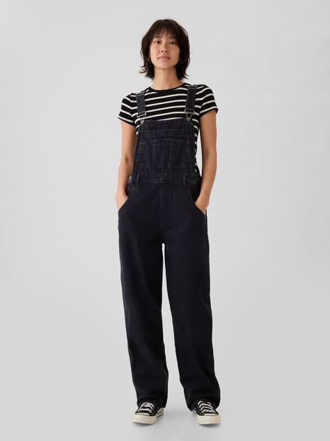 Fit:Overalls that are loose & relaxed all the way down.  Fabric: 95% Cotton, 5% Recycled Cotton.  Stretch: No Stretch Overalls.  Authentic denim that gets better with every wear.  Made to wear all day & break in over time.  Look: A loose overall in a black wash.  Details: Adjustable racerback straps and front buckles, bib pocket, & four-pocket styling.  Responsibly Made: This pair of denim is part of our water-saving Washwell program.  Compared with conventional wash methods, Washwell uses at least 20% less water and has saved over a billion liters of water since 2016.  * Fit: Relaxed.  An easy silhouette throughout.  Full-length overalls.  Hits below the ankle.  Models wearing Gap Womens Overall Outfits, Skater Overalls Outfit, Black Jumpsuit Winter Outfit, 90s Women Style, Overalls Outfit Baggy, Long Overalls Outfit Winter, Outfit Overall, Styling Black Overalls, Overalls Outfit Inspiration