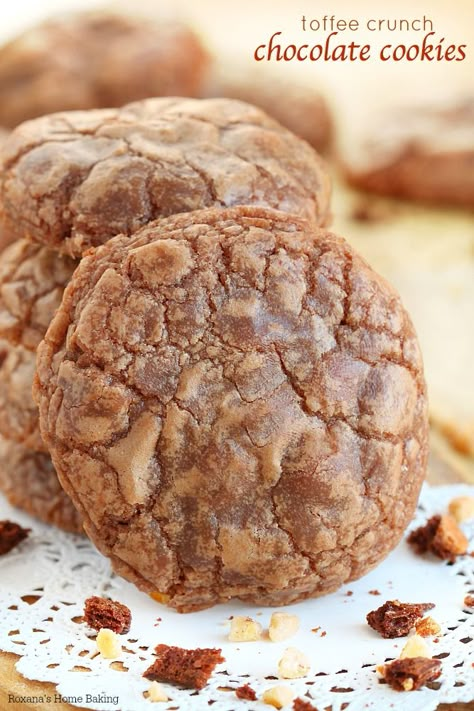 No mixer or chilling needed to make these soft and chewy chocolate cookies. The flavorful toffee bits give these cookies a little crunch and the secret ingredient make them perfect! Toffee Dessert Recipes, Toffee Dessert, Crunch Chocolate, Crunch Cookies, Toffee Crunch, Chewy Chocolate Cookies, Fiesta Tropical, Toffee Bits, Chocolate Cookie Recipes