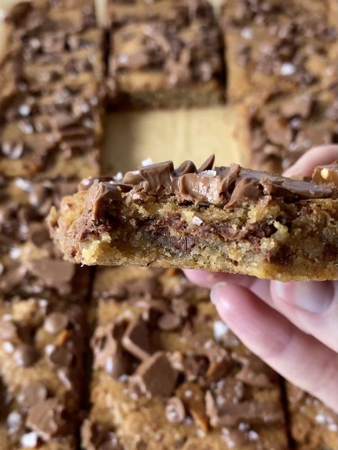 Big Chocolate Chip Cookies, Big Chocolate, Bakers Gonna Bake, Shake N Bake, Scandinavian Food, Chocolate Chip Cookie Bars, English Food, Baking Sweets, Chocolate Baking