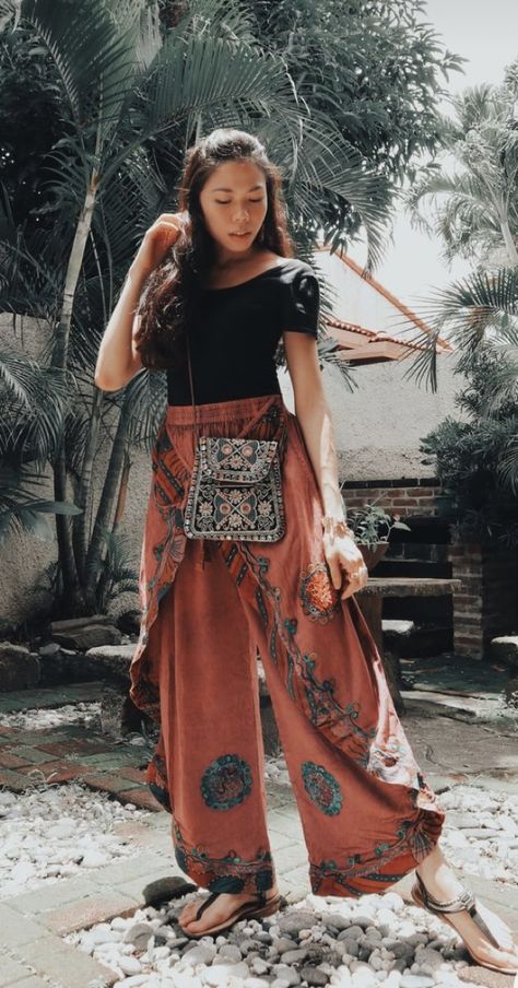 Boho Esthetics Outfits, Harem Pants Outfit Boho, Modern Bohemian Style Clothing, Bohomeian Style Outfits, Hippie Elegante Boho Style, Hippie Winter Outfits Bohemian, Classy Boho Fashion, Boho Professional Style, Autumn Boho Outfits