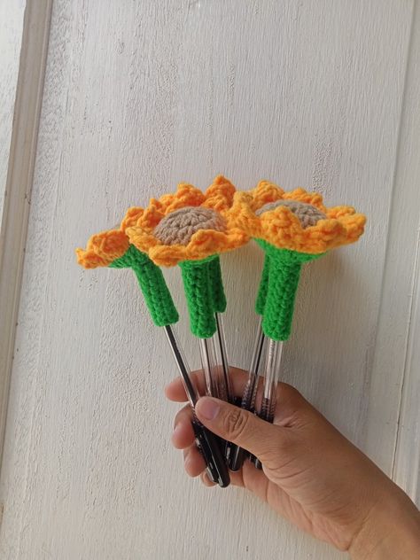 Crochet ballpen topper sunflower Pen Toppers, Crochet Sunflower, Pencil Toppers, Crochet Projects, Sunflower, Projects To Try, Pen, Pencil, Crochet