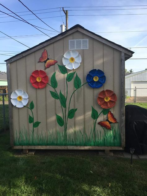 I painted the side of our storage shed, the flowers are $Tree snack plates. Vegetable Trays, Yard Art Crafts, Garden Decor Projects, Fence Art, Outdoor Crafts, Diy Dollar Tree Decor, Dollar Tree Decor, Fence Decor, Backyard Diy Projects