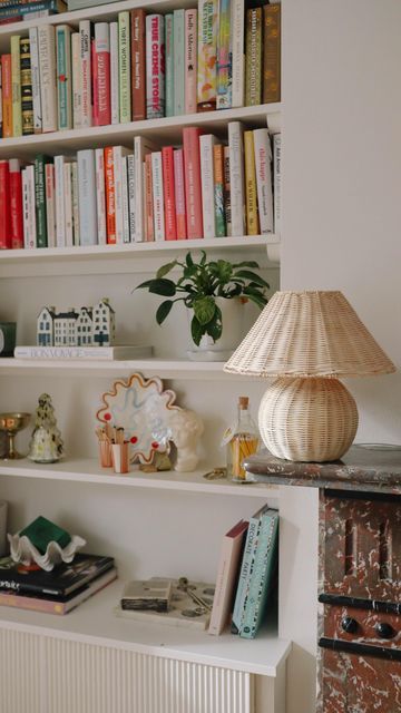 Shelf Styling Tips, Home With Personality, Bedrooms With Bookshelves, Styled Shelf, Kate Spiers, Girl Apartment, Bookcase Decor, Apartment Goals, Bookshelf Styling