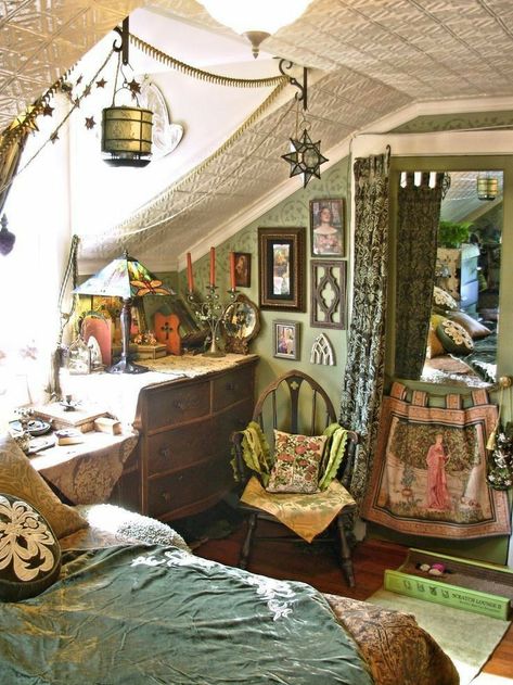 Bohemian Bedrooms, Hippie Homes, Decor Ikea, Deco Boheme, Attic Bedroom, Bohemian Interior, Bohemian Bedroom, Style At Home, Home Design Decor