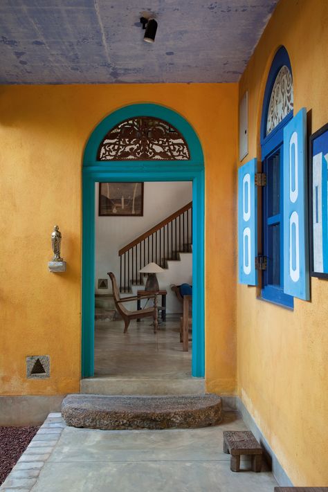 Architect Chelvadurai Anjalendran’s Crooked House makes use of an eye-catching color palette. Anjalendran Architecture, Goa Bungalow, Srilankan Architecture, Sri Lankan Homes, Goa Inspiration, Sri Lankan Architecture, Vacation House Decor, Vernacular Design, Tea Room Design