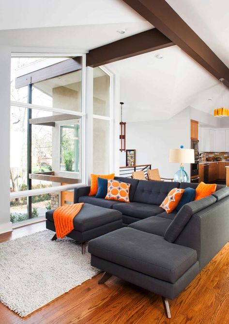 38 Absolutely gorgeous mid-century modern living room ideas Modern Mid Century Living Room, Mid Century Modern Living Room Furniture, Burnt Orange Living Room, Grey And Brown Living Room, Interior Design Minimalist, Style Salon, Living Room Orange, Mid Century Living Room, Mid Century Modern Living