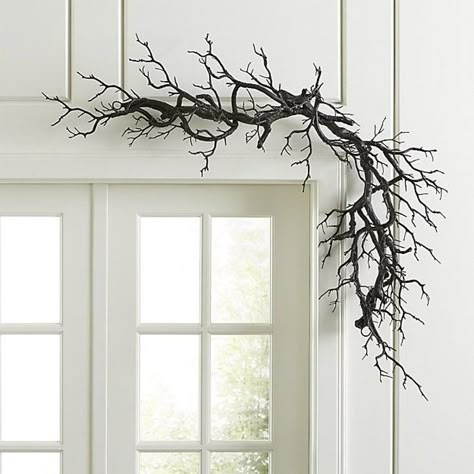 12 Halloween Decorating Ideas That Won't Clash With Your Home Black Garland, Diy Gothic, Modern Halloween Decor, Halloween Decorations Apartment, Tree Branch Decor, Halloween Decor Diy, Halloween Room, Spooky Black, Halloween Centerpiece