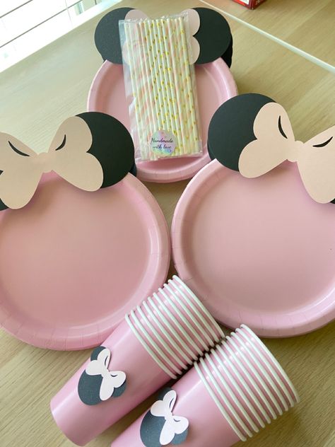 Minnie birthday plates set Minnie Mouse 2 Birthday Party Ideas, Minnie Mouse Table Setting, Pink Mickey Mouse Birthday, Two Sweet Minnie Party, Minnie Mouse Birthday Ideas 3rd, Minimalist Minnie Mouse Party, First Birthday Party Set Up, Minnie Mouse Pink Birthday Party Ideas, Toodles Minnie Birthday Party