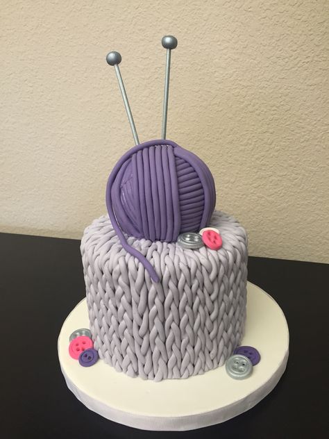 Crochet Cake Design, Crochet Cake Decoration, Yarn Birthday Cake, Yarn Cake Ideas, Knitting Cakes Ideas, Knitting Cake Design, Knitting Cake, Sewing Cake, Crochet Cake