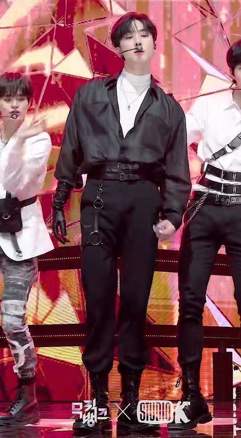 K Pop Stage Outfits Men, Dancer Outfits Men, Kpop Outfits Men Stage, Kpop Outfit Male, Male Kpop Fashion, Black Stage Outfits Kpop Male, Male Idol Stage Outfit, Kpop Dance Practice Outfits Male, K Pop Mens Fashion