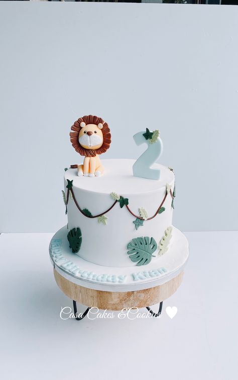 Simple Safari Cake 1st Birthdays, Safari Cake Simple, Simple Jungle Theme Cake, Simple Safari Cake, Tort Safari, 2nd Birthday Cake Boy, Simple First Birthday, Safari Birthday Party Decorations, Jungle Theme Cakes