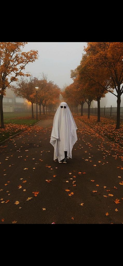 Ghost Photography Trend, Ghost With Sunglasses Costume, Vintage Ghost Costume, Ghost Photo Shoot Trend, Ghost Trend Pictures, Fall Ghost Aesthetic, Ghost Picture Trend, Aesthetic Ghost Costume, Ghost Costume Aesthetic