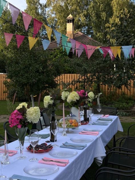 Rustic Garden Birthday Party Ideas, Simple Garden Birthday Decor, Outdoor Birthday Dinner, Birthday Party Decorations Outdoor, Simple Garden Party, Outdoor Grad Party, Grad Brunch, Floral Picnic, Outside Party