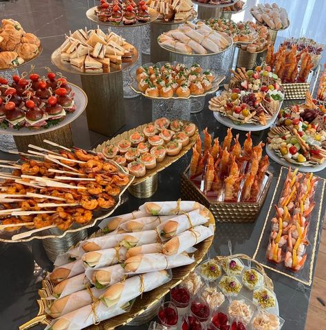 Disposable Catering Display, Vietnamese Catering Food, Food Buffet Ideas Party, Catering Aesthetic, Finger Food Table, Food Catering Ideas Buffet Tables, Fruit Platers, Wedding Starters, Good Food Recipes