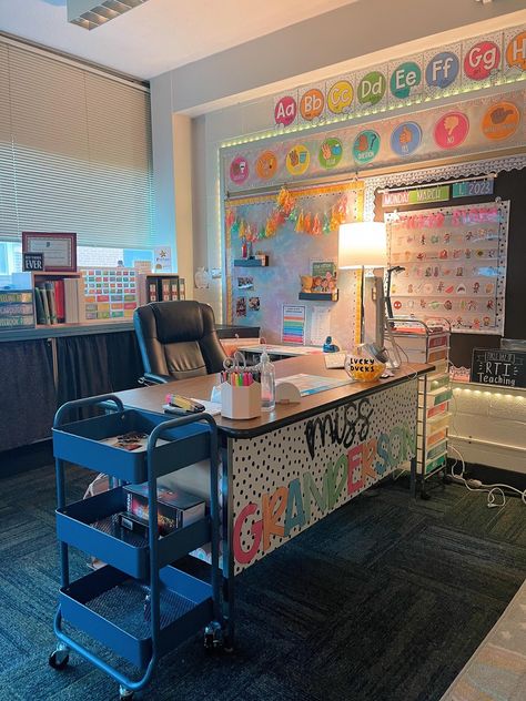 Classroom Student Desk Setup, Table Colors Classroom, Teacher Desks Decorated, Classroom Desks Arrangement, Decorate Front Of Teacher Desk, Teacher Decorations Classroom Setup, 2nd Grade Desk Arrangement, Classroom Ideas 1st Grade, Math Classroom Inspiration