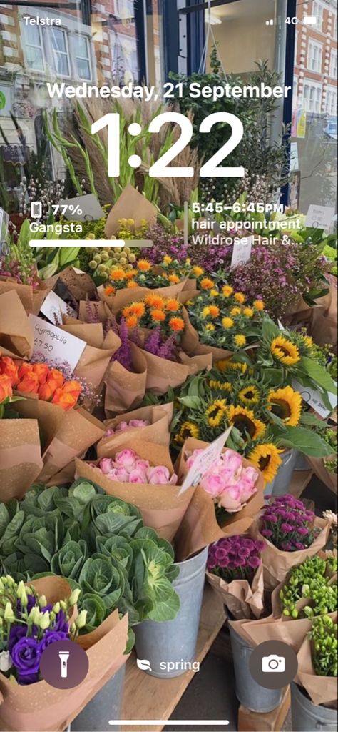 Iphone 12 Setup, Iphone Asthetic Homescreen, Apple Layout, Ios Lock Screen Ideas, Pretty Flower Bouquet, Lockscreen Layout, Wallpapers For Iphone 12, Ios Setup, Ios 16 Lockscreen