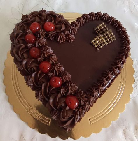 Chocolate Heart Cakes, Chocolate Cake Designs, Buttercream Cake Decorating, Simple Cake Designs, Cake Decorating Piping, Chocolate Cake Decoration, Heart Shaped Cakes, Cake Decorating Frosting, Valentine Cake