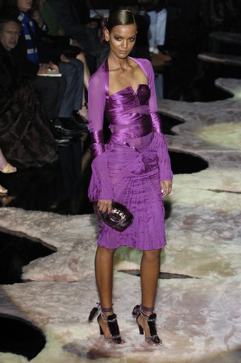 Tom Ford for Gucci Satin Runway, Vintage Gucci Dress, Tom Ford For Gucci, 2004 Runway, Gucci By Tom Ford, Tom Ford Gucci, Liya Kebede, Dolly Fashion, Vintage Runway