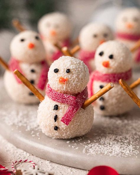 60 Easy No Bake Christmas Treats Christmas Snacks Easy, Vegan Christmas Desserts, Coconut Truffles, Cute Snowmen, Coconut Snowballs, Coconut Balls, Melting White Chocolate, Vegan Christmas, Christmas Sweets