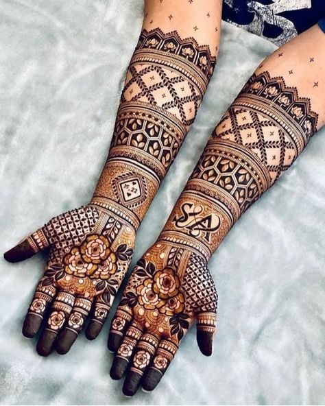 Mendhi Designs Engagement, Bridal Mehndi Design Full Hand, Mehndi For Roka, Mehendhi Designs For Engagement, Roka Ceremony Mehendi Designs, Mehandi Designs For Hands For Bride, Bridal Mehandi Design For Engagement, Marriage Mehandi Designs For Bride, Engagement Henna Designs With Ring