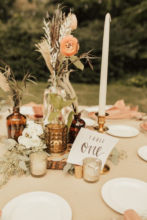 Boho Wedding Centerpieces For Tables, Fancy Boho Wedding Decor, Boho Terracotta Centerpieces, Wildflower Wedding Centerpiece Boho, Boho Vintage Wedding Table Decor, Eclectic Centerpieces Wedding, Boho Southern Wedding, Boho Winery Wedding, Round Table Boho Centerpieces