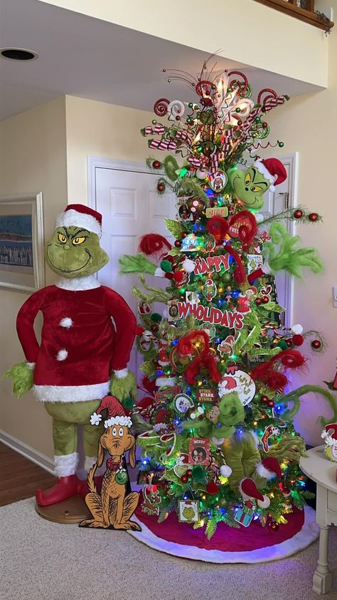 Grinch Mantel Decor, Grinch Decor Ideas, Grinch Trees Ideas, Grinch Christmas Tree Ideas, Grinchmas Decorations Diy, Grinch Decor, Grinch Crafts, Grinch Decorations, Grinch Trees