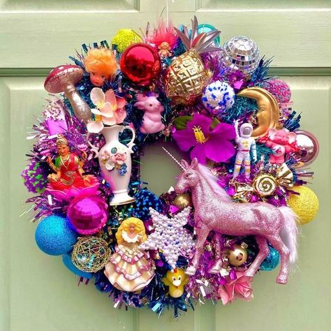 Colorful Wreaths Christmas, Kitsch Christmas Wreath, Colourful Christmas Wreath, Kitsch Christmas Diy, Kitschy Christmas Decor, Colorful Diy Decor, Maximalist Christmas Decor, Vintage Colorful Christmas, Funky Christmas Decor