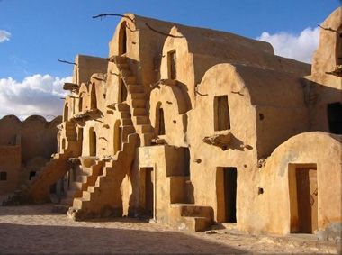 Desert homes for people that work as servants in the desert castle. Clay Architecture, Valley Of The Wind, African Architecture, Star Wars Set, Star Wars Film, Vernacular Architecture, Tikal, The Phantom Menace, Natural Building