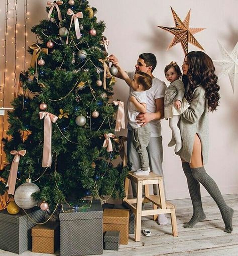 Holiday Photoshoot Family Indoor, Christmas At Home Photoshoot, New Year Family Photo Ideas, Home Christmas Photoshoot Family, Fancy Christmas Photoshoot, Minimalist Christmas Photoshoot, Family Christmas Pictures Studio, At Home Christmas Photoshoot, Pfp Aesthetic Christmas