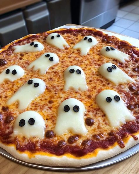 Ghost Pizza, Pelottava Halloween, Halloween Pizza, New York Style Pizza, Pizza Ingredients, Halloween Dinner, Halloween Desserts, Halloween Food For Party, Pizza Sauce