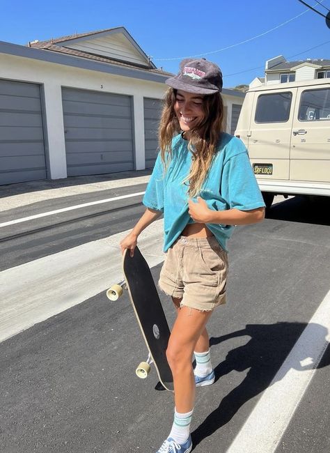 Surf Clothing Aesthetic, Arizona Spring Outfits, Surf Skate Aesthetic, Surfer Girl Aesthetic Outfit, La Style Outfits, Surf Fits, Surfer Outfits, Surf Skate Style, Skatergirl Style