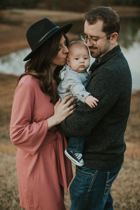 Baby Family Pictures, Couple With Baby, 4 Month Old Baby, Fall Family Session, Cute Family Photos, Mom Dad Baby, Family Portrait Poses, Family Photo Pose, Posing Inspiration