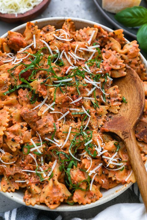 Spicy Tomato Pasta with Prosciutto - Kalefornia Kravings Spicy Tomato Pasta, Pasta With Prosciutto, Chicken Enchilada Soup Crock Pot, Crockpot Chicken Enchiladas, Prosciutto Pasta, Antipasto Pasta Salads, Vodka Sauce Pasta, Tomato Pasta Recipe, Zesty Italian Dressing