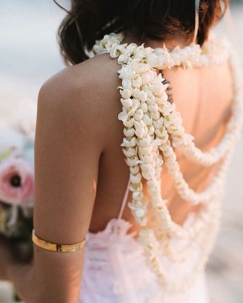 Isn't this Pikake back lei design so lovely? Hawaiian Bride Style. Hawaiian Bride Flowers. Hawaiian Bride Lei.   Photo: Emily Lauren Blake | Venue: Lanikuhonua | Designer/Wedding Planner: Belle Destination Events | Hair & Makeup: Jasmine Mullins | Florist: Passion Roots Hawaiian Wedding Flowers, Wedding Lei, Kauai Wedding, Boda Mexicana, Bride Flowers, Hawaiian Wedding, Maui Weddings, To Infinity And Beyond, Wedding Crown