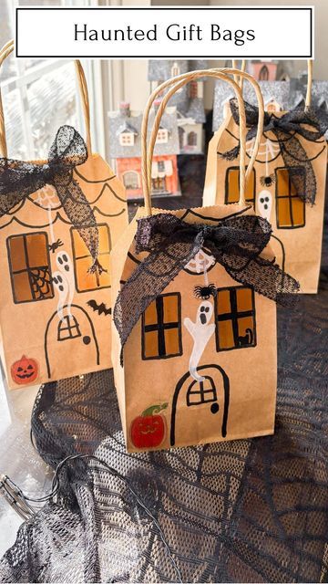 Decorating Paper Bags For Halloween, Decorate Your Own Halloween Bag, Paper Bag Halloween Crafts, Halloween Bags Diy Brown Paper, Paper Bag Halloween Luminaries, Halloween Crafts Diy, Halloween Gift Bag Tote, Diy Mom, Halloween Gift Bags