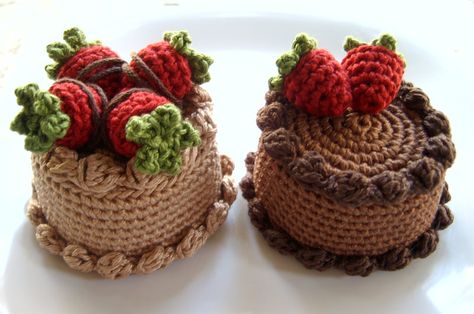 Free Patterns Crochet Cake, Craft Crochet, Confection Au Crochet, Handmade Yarn, Pola Amigurumi, Cake Craft, Crochet Food, Crochet Diy, Diy Crochet Projects